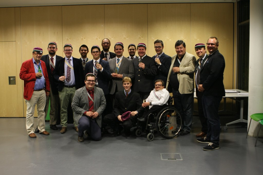 Gruppenfoto - Begrüßungsabend zum 6. Stiftungsfest in der Hall der Greenbox West.